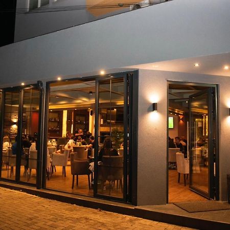 Griffon Bar Food Apartments 斯特鲁加 外观 照片
