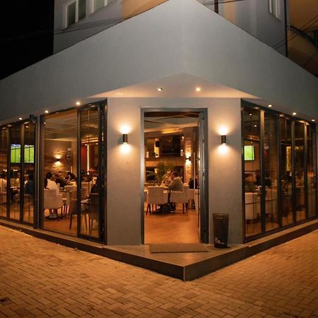 Griffon Bar Food Apartments 斯特鲁加 外观 照片