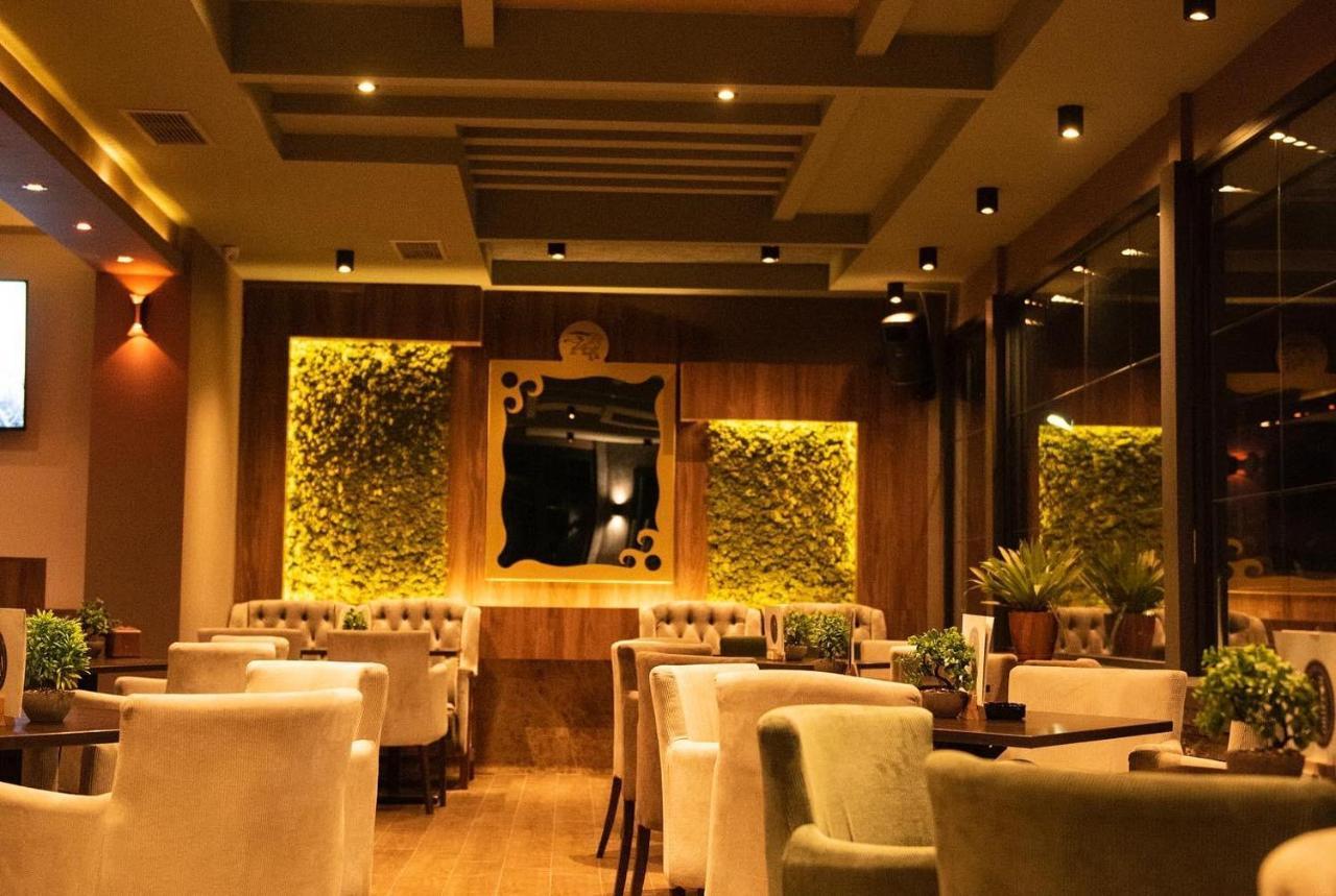 Griffon Bar Food Apartments 斯特鲁加 外观 照片