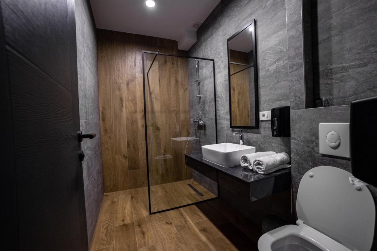 Griffon Bar Food Apartments 斯特鲁加 外观 照片