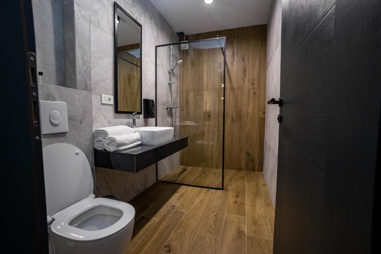 Griffon Bar Food Apartments 斯特鲁加 外观 照片