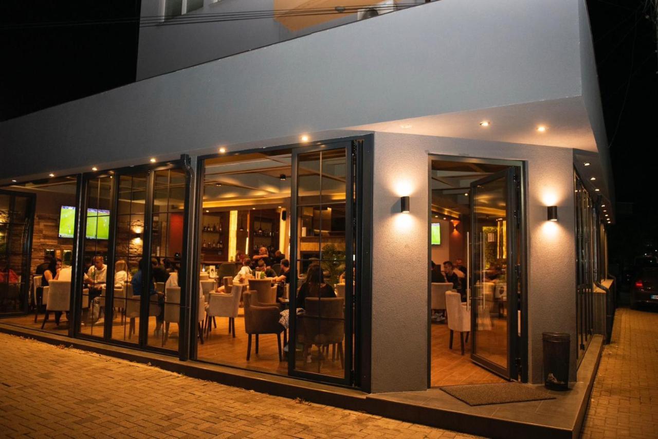 Griffon Bar Food Apartments 斯特鲁加 外观 照片