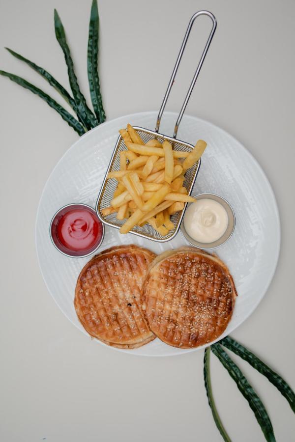Griffon Bar Food Apartments 斯特鲁加 外观 照片
